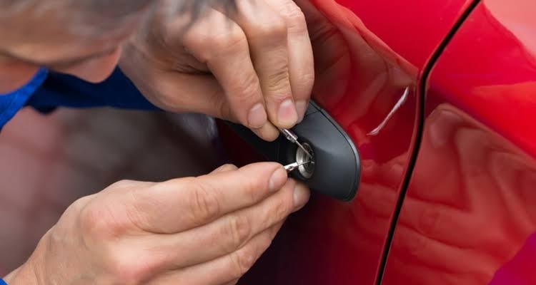 Vehicle lockout service